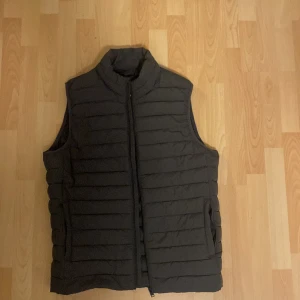 Jack & Jones väst - Ny skick använd ca 2 gånger Storlek:M men ganska stor passar L Färg:Asphalt