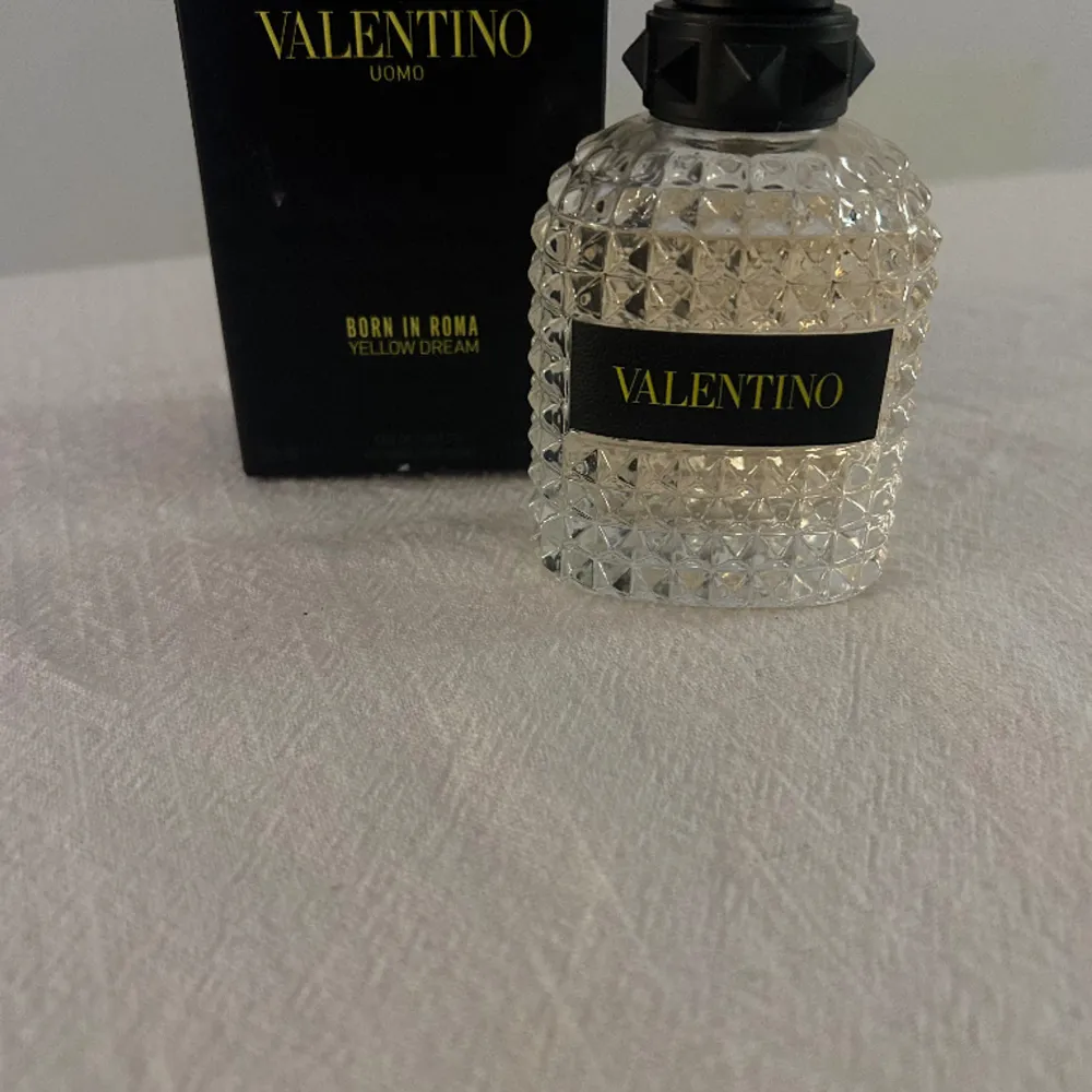 Parfym från Valentino Edt 50ml ca 40ml kvar Förpackning medföljer Nypris 850-900kr Mitt pris 500kr. Accessoarer.
