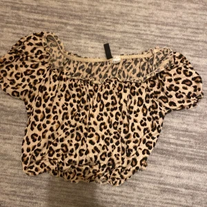 Leopard tröja  - Storlek M  Fin på sommaren och på våren  Tun 