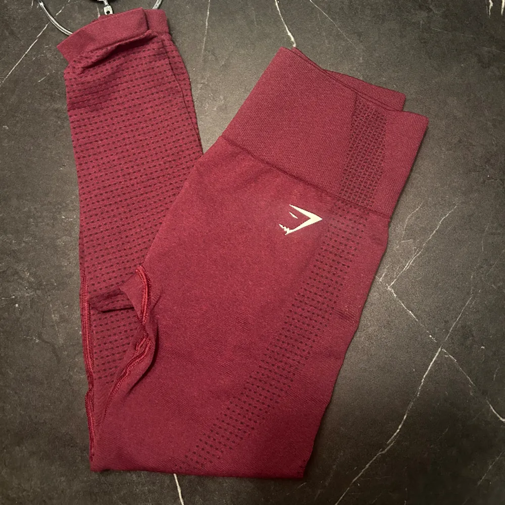 Snygga röd/lila tights som tyvärr är lite för små för mig och endast använda 1 gång! . Jeans & Byxor.