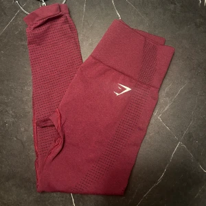 Gymshark tights  - Snygga röd/lila tights som tyvärr är lite för små för mig och endast använda 1 gång! 