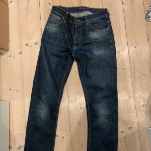 Nudie jeans slim  - Nudie jeans i modellen Dude Dan.  Storlek 30 midja 32 längd  Passform slim. Nypris 1399  