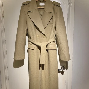 NA-KD kappa Mathilde Gøhler - Maxikappa i nyskick från NA-KD x Mathilde Gøhler i fin grön färg. Storlek 42 men passar mig som har 38/40. Nypris 1000kr.   