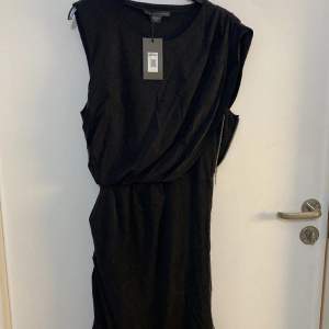 Armani xchange klänning figursydd lykra strl 38 , svart helt ny, dragkedja på sidan 