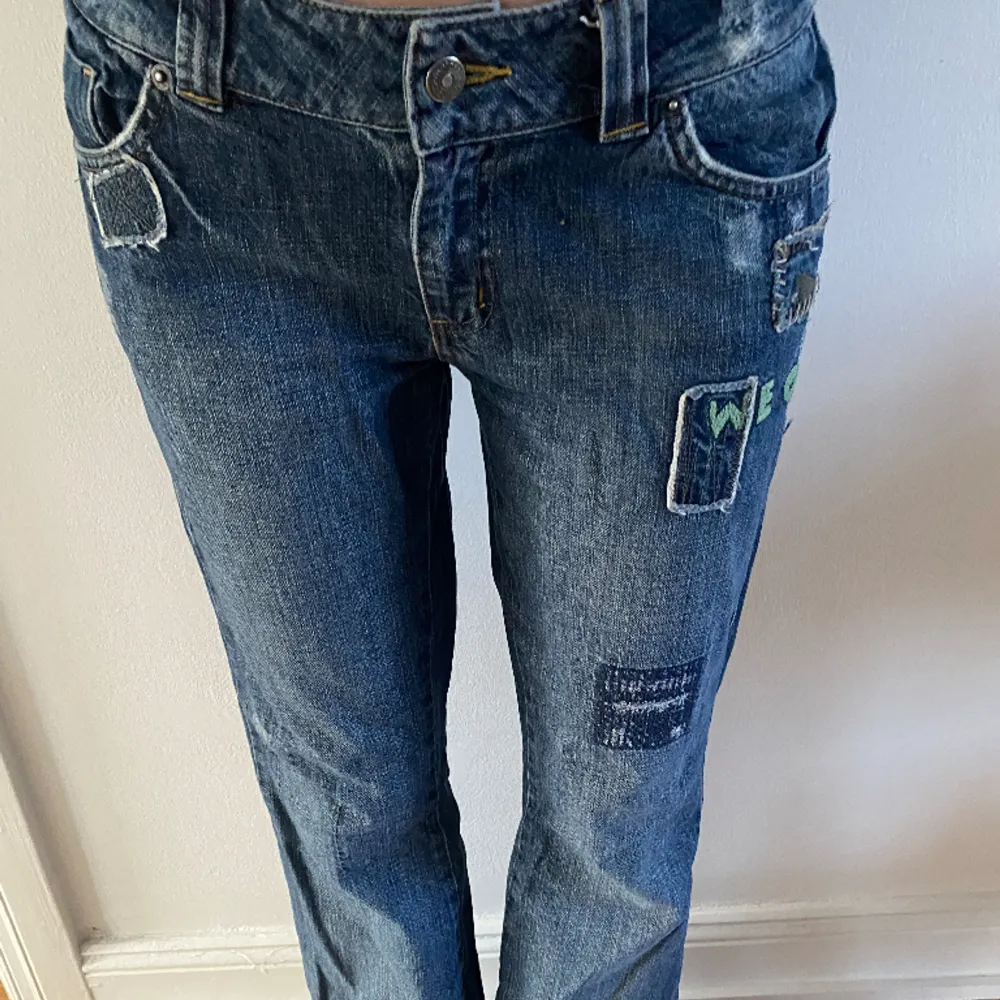 Lowwaist vintage jeans i bra skick. Lite slitning längst ner på jeansen. De har coola broderingar på sidorna samt coolt broderi på bakfickorna. De är köpta här på plick men de var lite för stora för mig :) Str: M/L. Jeans & Byxor.