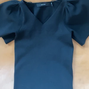 Svart volangtopp  - Säljer denna jättefina volangtopp från Veromoda💕Endast testad, därav jättefint skick!💘 Säljer för 200kr! Hör av dig om du är intresserad🤩 
