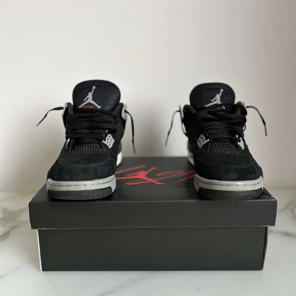 Hej säljer nu mina Jordan 4or då dem inte kommer till användning. Modellen är black canvas och skicket är 8,5/10. Har du några fler frågor är det bara att skriva! (Kvitto finns). Skor.