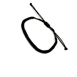 Flätat armband svart - Flätat armband     Storlek: passar alla justerbart  Skick:10/10 helt nytt  Pris:30kr   Köparen står för eventuell frakt 