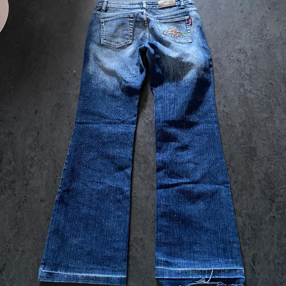 Skitsnygga lågmidjade boot cut jeans!! Så fina och speciella detaljer både på framsidan och bakfickorna! 💓  Midjemått: 74cm Innerbenslängd: 78cm. Jeans & Byxor.