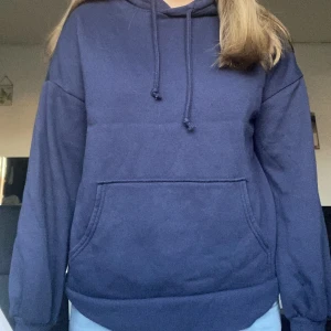 Marinblå hoodie - Säljer pga den är lite för kort i armarna för mig💕 , bra skick!