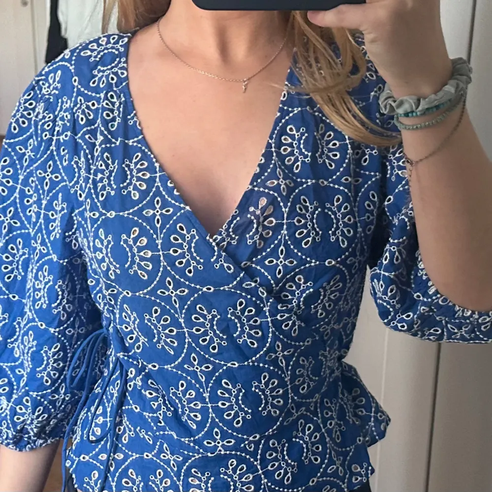 Jätte fin blus lappar kvar aldrig använd. Storlek L, lite stor på mig som har xs men skulle säga att den passar s-L beroende på hur man vill att den ska sitta. Puserot.