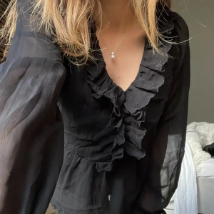 blus - jätte söt blus från vero moda som ej kommer till användning. testad som ny och använd en gång. storlek xxs men passar mig som använder xs/s💓
