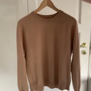 100% cashmere camel color sweater, size medium, worn only a handful of times. From SS website: grade A cashmere, raglan cut, 12-gauge 1-ply cashmere, generous fit, oekotex 100 certified. Member price on website 1250SEK