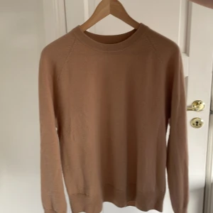 Singular Society cashmere round neck sweater - 100% cashmere camel color sweater, size medium, worn only a handful of times. From SS website: grade A cashmere, raglan cut, 12-gauge 1-ply cashmere, generous fit, oekotex 100 certified. Member price on website 1250SEK