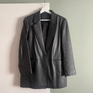 Skinnjacka Massimo dutti - En superfin skinnjacka i kavajmodell från Massimo Dutti, storlek M. Jackan köptes för ca 2 år sedan och är i nyskick, använd endast ett fåtal gånger. Jackan har förvarats i en kostymgarderob/påse som skyddat jackan. Fler bilder kan skickas i dm.
