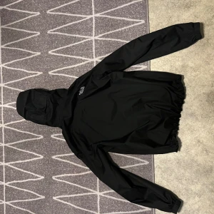 North Face Jacka - Tjena! Jackan är Storlek M. 10/10 skick. Hör av er med frågor eller förslag! OBS! Jackan är stor i storleken 