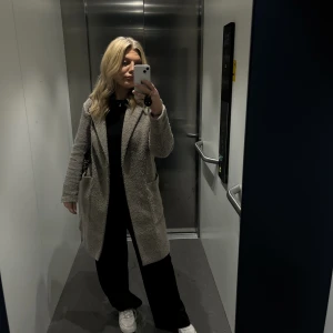 Grå kappa  - Grå kappa i rak modell! 