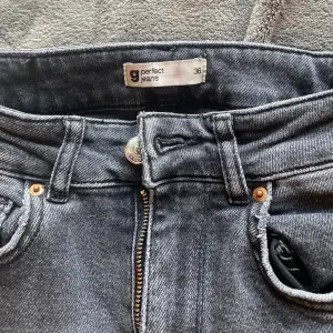 Ett par jeans från Gina som jag gjort egna hål i, skriv för bilder! Köpts för nåt år sen och är i gott skick. De passar mig som brukar ha 34-xs då dem är tighta.