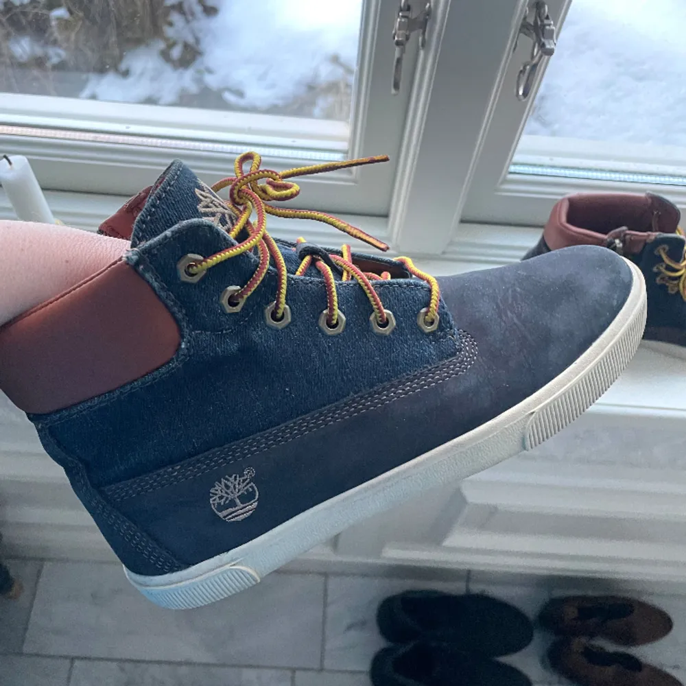 Märke: Timberland.  Storlek: Står Stlk 36 men jag är 37 och de passar. Material: Läder + denimtyg, ingen fodring. Skick: Tycker väldigt gott skick och knappt använda men lite veck och smuts så som ses på bild. . Skor.