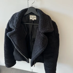 Svart teddyjacka  - Svart teddyjacka från NA-KD.  Obs: trasiga innefickor, inget som syns. Kan ev sys. 