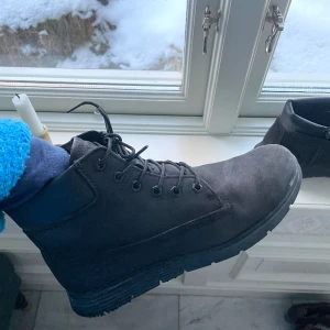 Timberland kängor - Märke: Timberland moderna med dragkedja Storlek: 37 Material: Gissar läder och gummi Skick: använd typ 2-3ggr. Lite smuts/saltränder/veck som det ju blir dirre, inget som stör enligt mig. Har ej torkat rent med trasa. 