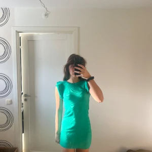 Klänning  - Grön ribbad klänning med puffärmar från zara Storlek M men skulle säga passar xs och s å 