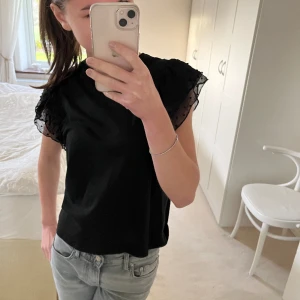 Topp - Snygg topp som passar både till vardags och fest Är i storlek xxs men är stor i storlek  I bra skick då den är använd fåtal gånger 