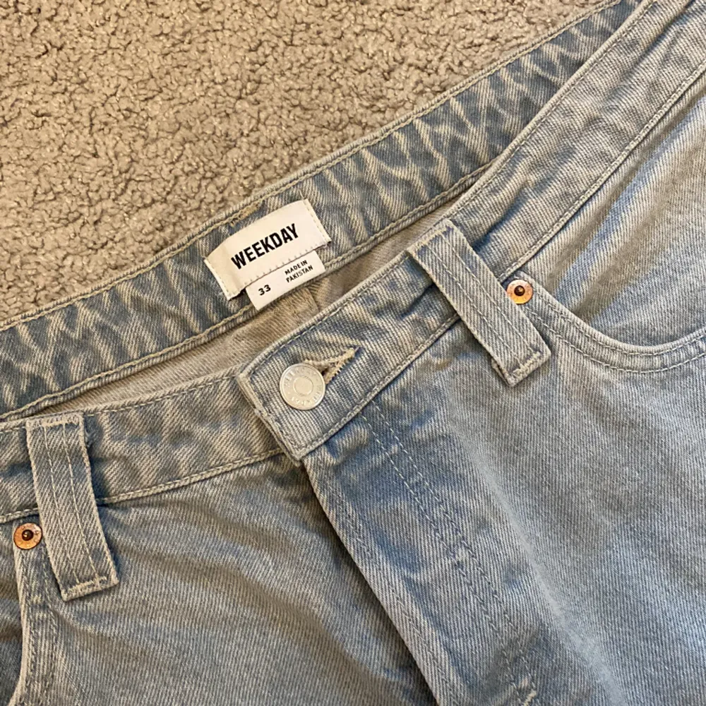 Ljusblå jeansshorts från weekday i storlek 33🩷. Shorts.