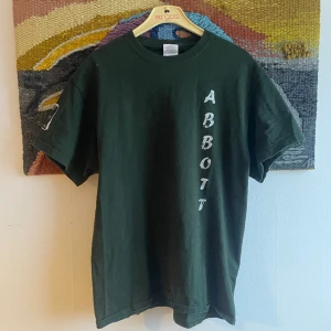 Vintage t-shirt - Grön vintage t shirt med snygga tryck sitter väldigt bra, med bra material, nästan aldrig använd 