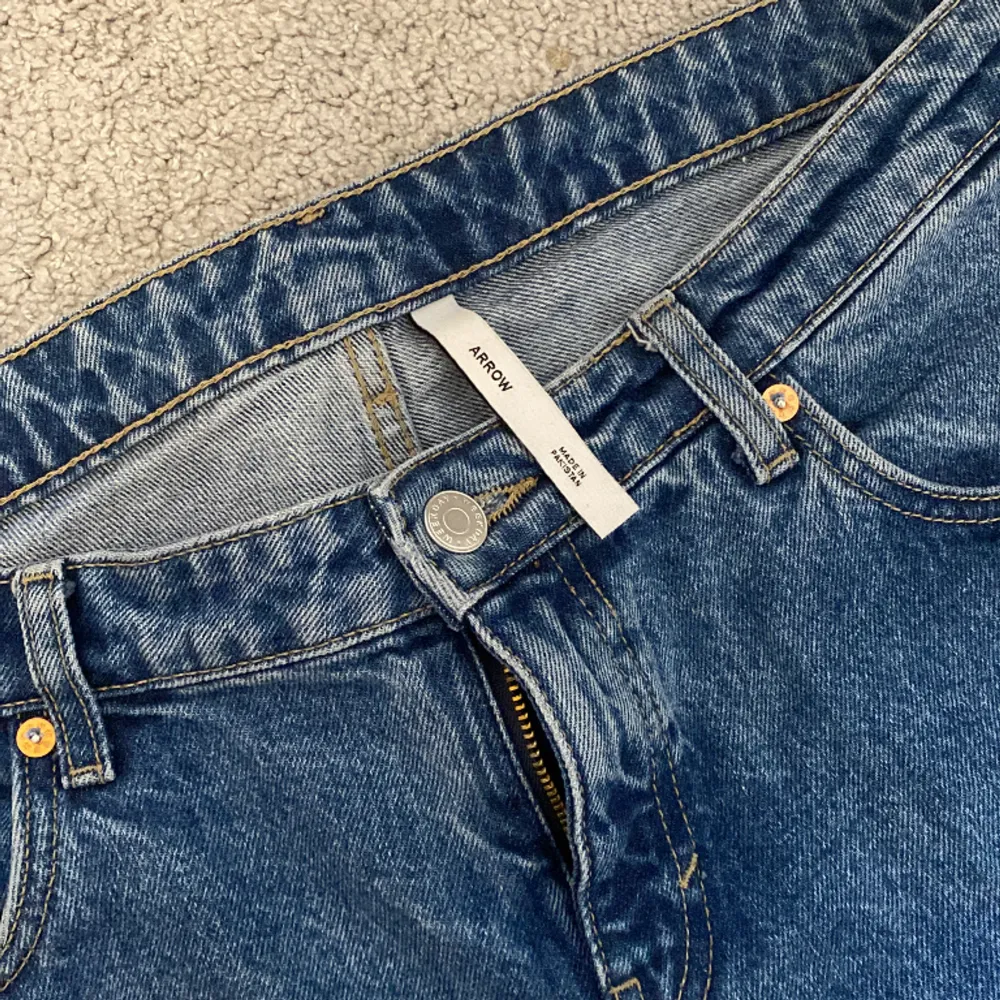 Weekday arrow lågmidjade jeans i storlek w33/l32. Säljer pga att de är för små 🩷. Jeans & Byxor.