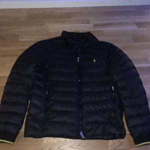 Polo Ralph Lauren Puffer Jacket - Fin polo Ralph lauren jacka i Medium. Använd ett par gånger inga skador på jackan. Dm vid intresse 