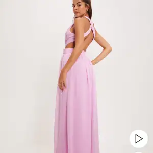 Säljer min balklänning som jag köpte 2022 till min bal , sen dess har den bara stått i garderoben. Köpt ifrån nelly 900 nypris och säljer den för 300.