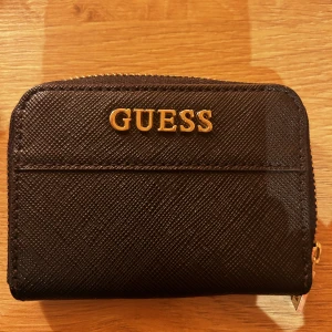 Guess plånbok - Suuuuper snygg guess plånbok i skinn. Inga defekter och i mycket bra skick! Pris kan diskuteras❤️❤️