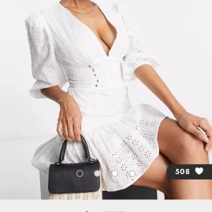 Student kläning👗 - Super gulig och fin kläning passar perfekt för studenterna i år!! Kostar 789kr Aldrig använd bara testat