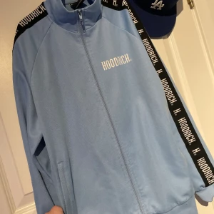 Hoodrich - Har använt denna hoodrich tröja få gånger och är i dunder skick, (Äkta Hodrich tröja!) passar bra nu mot sommaren och kan gö sjuka outfits med den. Har inge behov av den då jag har för mycket kläder och behöver sälja. Skriv om ni undrar någe.