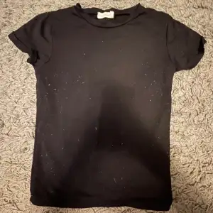 Säljer denna tights svarta t - shirt då den inte kommer till användning längre! Rätt så nopprig men det funkar 💕