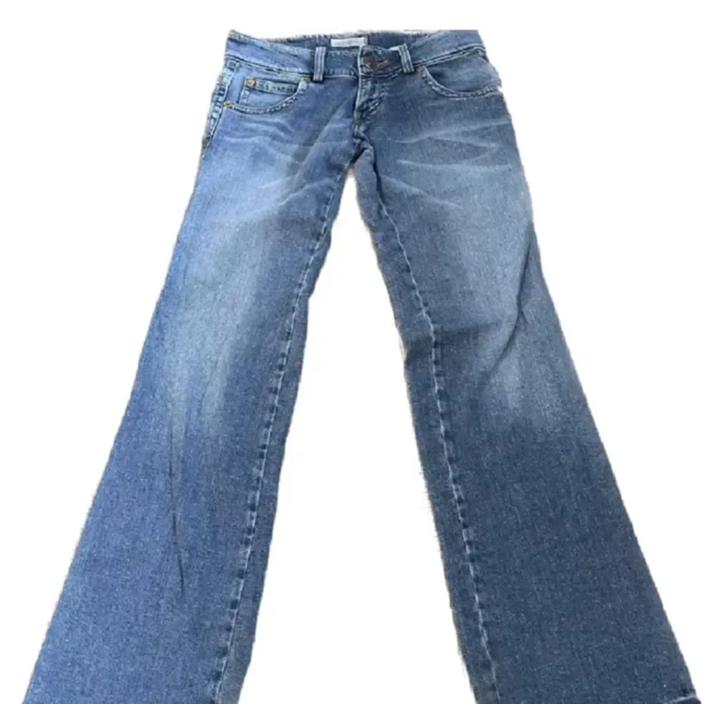 Super snygga lågmidjade jeans, köpte här på plick men va tyvärr för stora så drf jag säljer vidare❤️ passar mig i längden som är 168, innerbenslängden är 82 cm och midjemåttet 39 cm, de är lite slitna längst ner. Jeans & Byxor.