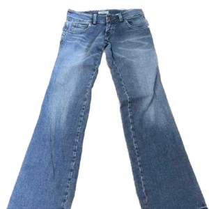 Super snygga lågmidjade jeans, köpte här på plick men va tyvärr för stora så drf jag säljer vidare❤️ passar mig i längden som är 168, innerbenslängden är 82 cm och midjemåttet 39 cm, de är lite slitna längst ner