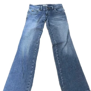 Lågmidjade jeans  - Super snygga lågmidjade jeans, köpte här på plick men va tyvärr för stora så drf jag säljer vidare❤️ passar mig i längden som är 168, innerbenslängden är 82 cm och midjemåttet 39 cm, de är lite slitna längst ner