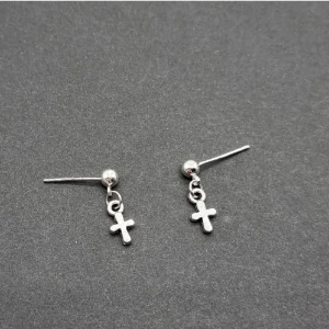 Handgjorda örhängen  - Handgjorda örhängen●Följ :@ekjewelryofficial🤲 ● 💎Material- zinklegeringar ●Örhängeskrokar -silver 925. Nickel fri. Längd -1cm Vattentåliga, ändrar inte färgen! Köp för 1st-30kr eller 50kr/paret
