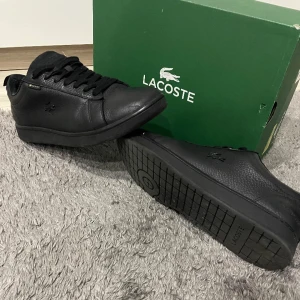 Lacoste skor  - Riktigt goa Lacoste skor som är gjorda för att ha på våren och det dåliga vädret, skorna är i hyfsat skick som ni själva kan avgöra på bilderna (inget som är sönder) Vid minsta fundering hör av er✔️