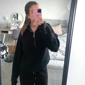 Stickad tröja - Jättemysig stickad tröja med dragkedja! Lite nopprig därav priset🥰använd gärna köp nu😇😇💕