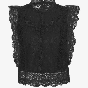 Svart spets blus - Svart spets blus från ONLY🥰Knappt använd! Säljer eftersom den inte kommer till användning längre. Det står att den är i storlek L men passar mig som vanligtvis har S (Fråga för bilder)❤️