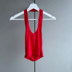 Topp - M - Topp i storlek M säljs för 40kr. Aldrig använd