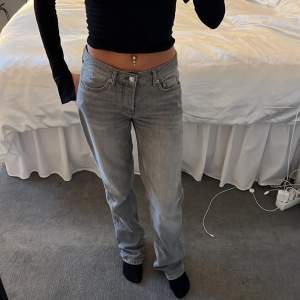 Gråa jeans ”icon” från lager 157. De är midwaist, storlek XS men skulle även kunna passa S. 