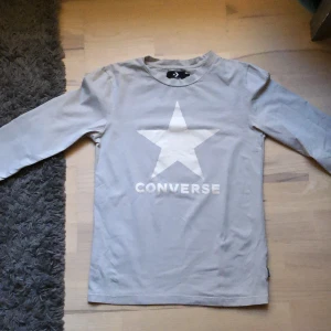 Tröja med tryck  - En cool långarmad tröja från converse. Den är i storlek L men tycker den är mer Xs-M. Nästan oanvänd. Pris kan diskuteras vid snabb affär! 💫