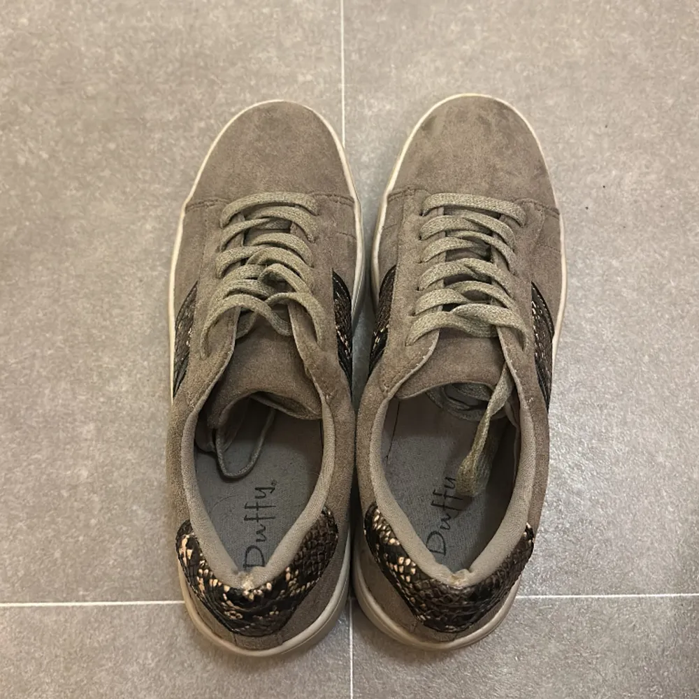 Säljer dessa fina sneakers, aldrig använda och i storlek 40 men passar även storlek 39.  Väldigt fina till vår och sommar samt bekväma. Skor.