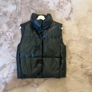 Väst - Fin väst från zara som ny och inga defekter 