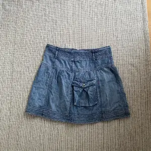 Vintage jeans kjol som går till knäna med fickor 