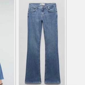 Populära zara low waist bootcut jeans! jättebra skick